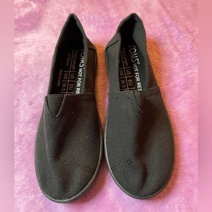 TOMS slip on shoe women’s 6